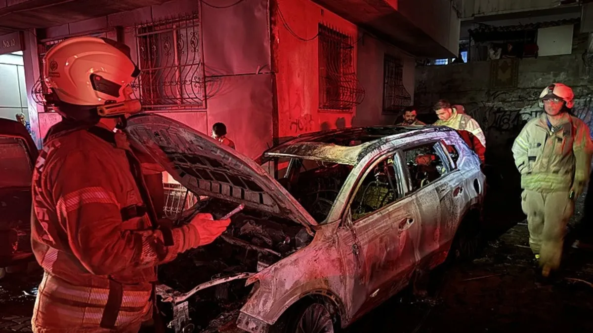 Bahçelievler’de yanan 6 araç kullanılamaz hale geldi Bahçelievler’de yanan 6 araç kullanılamaz hale geldi