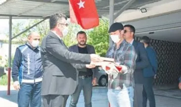 Esnafa bayrak ve Kur’an hediyesi