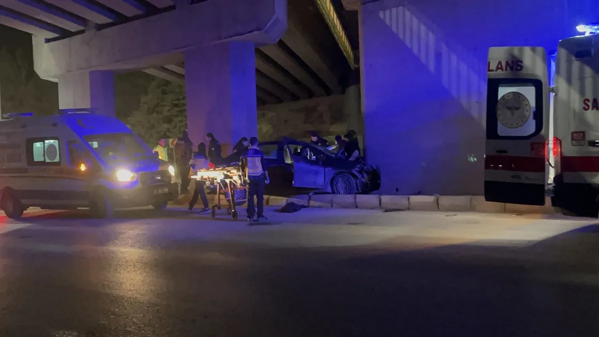 Eskişehir’de otomobil beton bloka çarptı: Yolcu hayatını kaybetti! Eskişehir’de otomobil beton bloka çarptı: Yolcu hayatını kaybetti!