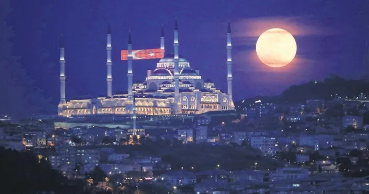 Süper Ay İstanbul’un simgeleriyle buluştu