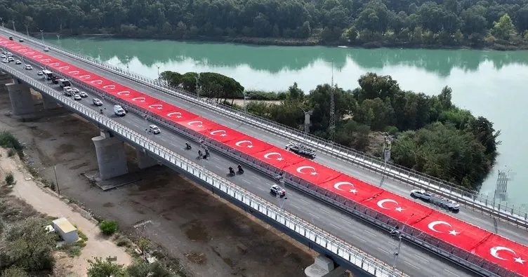 Türkiye’nin en uzun 4’üncü köprüsüne bin 700 metre uzunluğunda Türk bayrağı