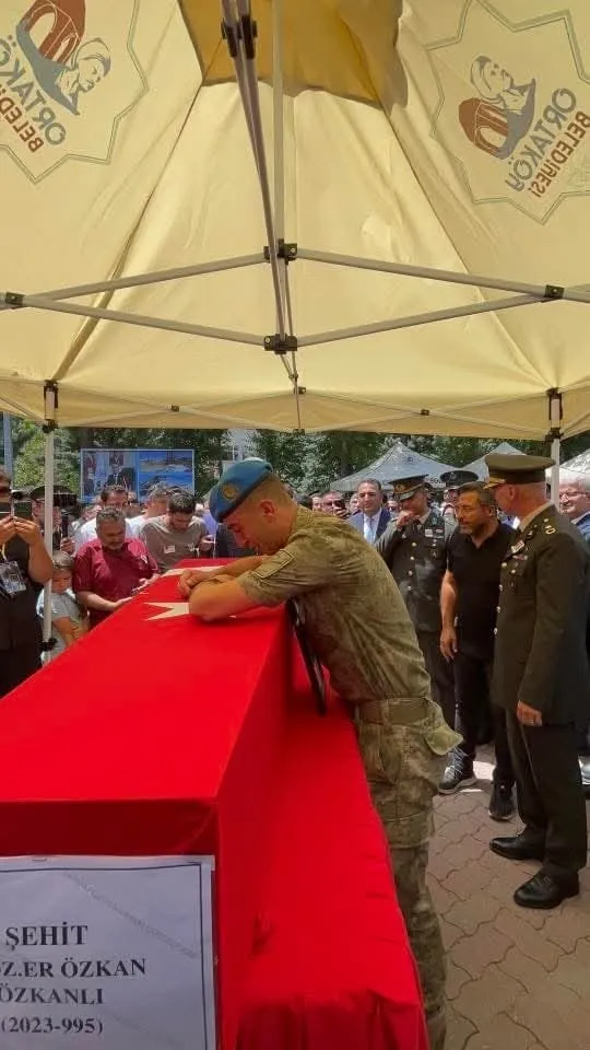 pence-sehidini-son-yolculuguna-binlerce-kisi-ugurladi-buralar-cennet-kokuyor-diyerek-buyuttugu-torununun-tabut-1751973538032.jpg
