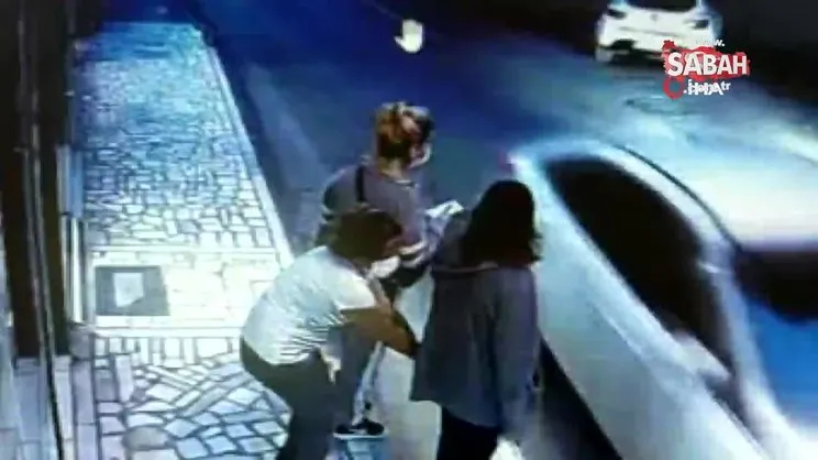 Bursa'da durakta bekleyen kızın telefonunu böyle çaldılar | Video