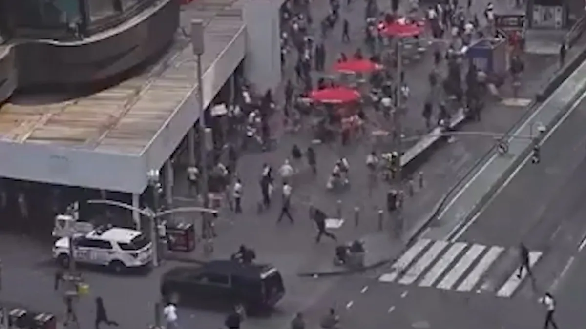 New York Times Meydanı'nda silah seslerinin duyulmasıyla yaşanan panik anları.