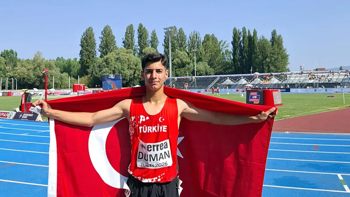 Milli atlet Abdulsamet Duman, Avrupa U18 Atletizm Şampiyonası'nda 3000 metre yarışında bronz madalya kazanıyor.