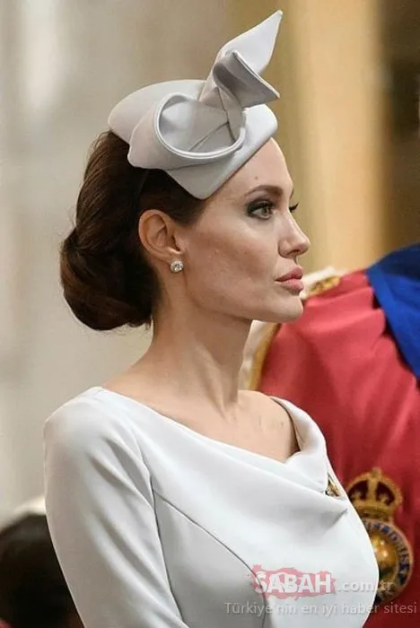 Angelina Jolie’nin hafızalara kazınan kırmızı halı stilleri
