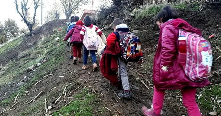Öğrenciler çamurlu patika yolda okula gidiyor