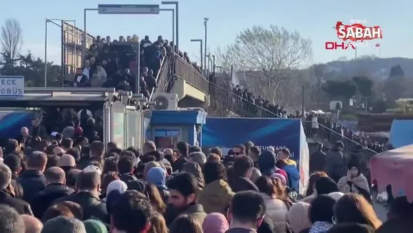 Altunizade'de metrobüs arızalandı, duraklarda yoğunluk oluştu | Video