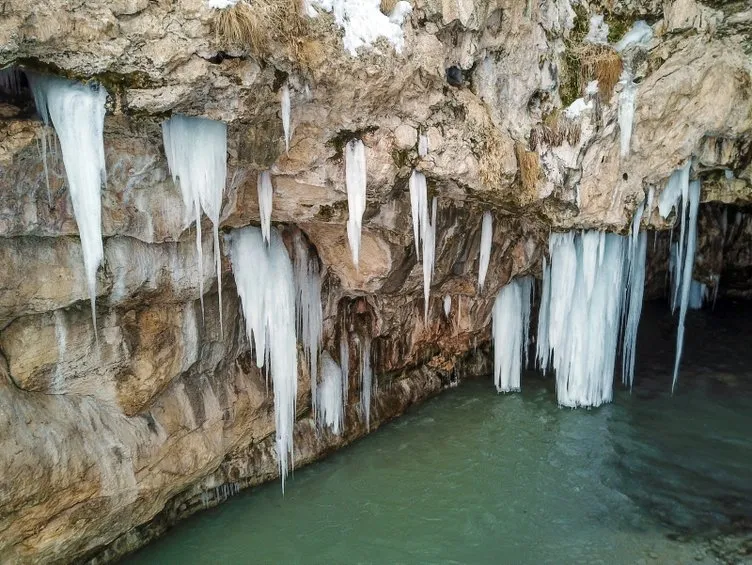 Diyadin Kanyonu’nda 30 metrelik buz sarkıtları