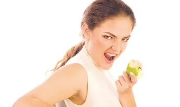 Diş eti hastalığına karşı elma, ananas ve çileği deneyin
