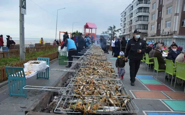 Samsun’da Hamsi Festivali: 2 saatte 2 ton hamsi tüketildi