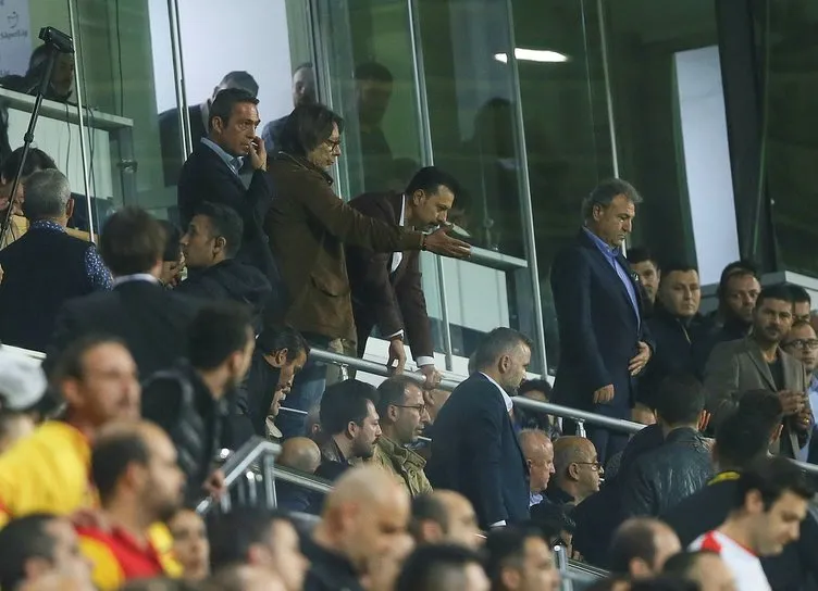 Göztepe - Fenerbahçe maçında Ali Koç, taraftarla tartıştı