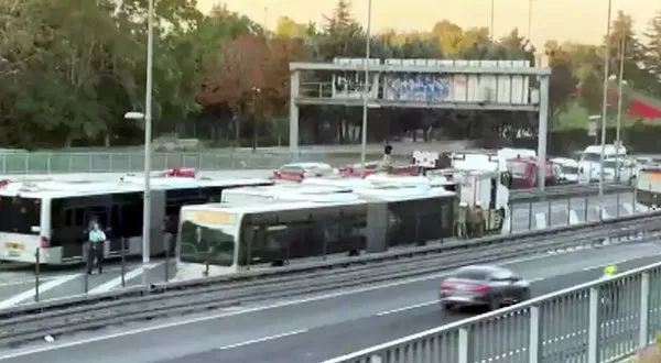Bayrampaşa-Maltepe Metrobüs Durağı Yangın