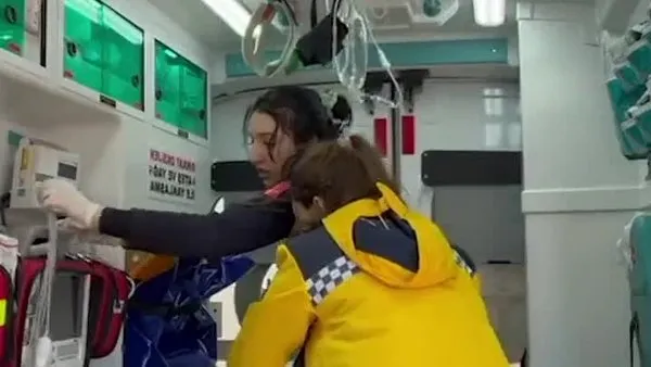 Ambulanstaki sözleri herkesi ağlattı: “Ama ben çok kokuyorum, sizi rahatsız ediyorum” | Video