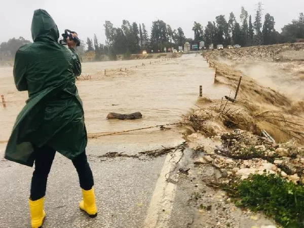 SON DAKİKA || Meteoroloji uyarmıştı: Antalya’dan korkunç görüntüler geliyor: Eve yıldırım düştü zannettik!