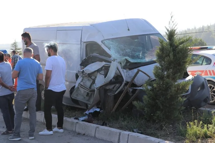 Son dakika: Manisa'da korkunç kaza! 2 ölü, 10 yaralı...