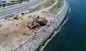 Zeytinburnu’nda söküm çalışmaları yapılan geminin denizdeki son parçası da çıkarıldı