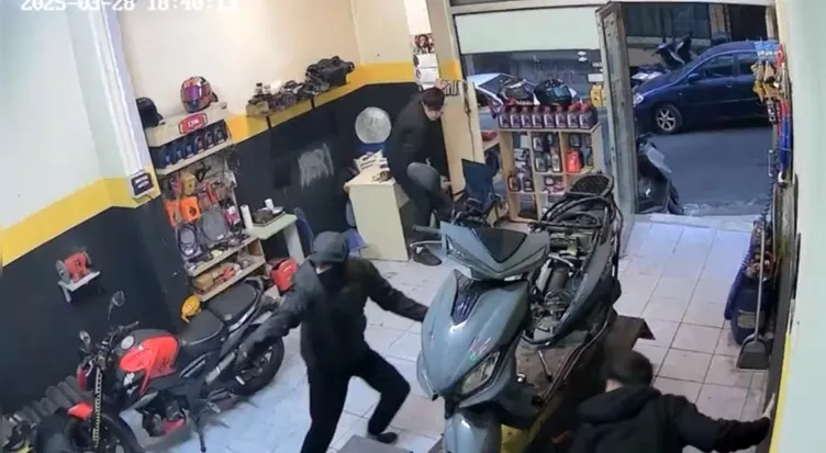 Dehşetin adresi Beyoğlu! Tamirhaneyi kurşun yağmuruna tuttular! Tam giderken geri dönüp...