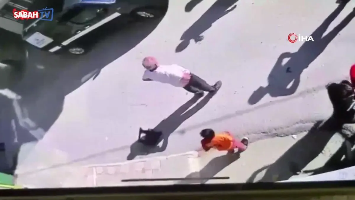 Çöp yüzünden çıkan kavgada 3 kişi hastanelik oldu! Palalı saldırgan kamerada | Video