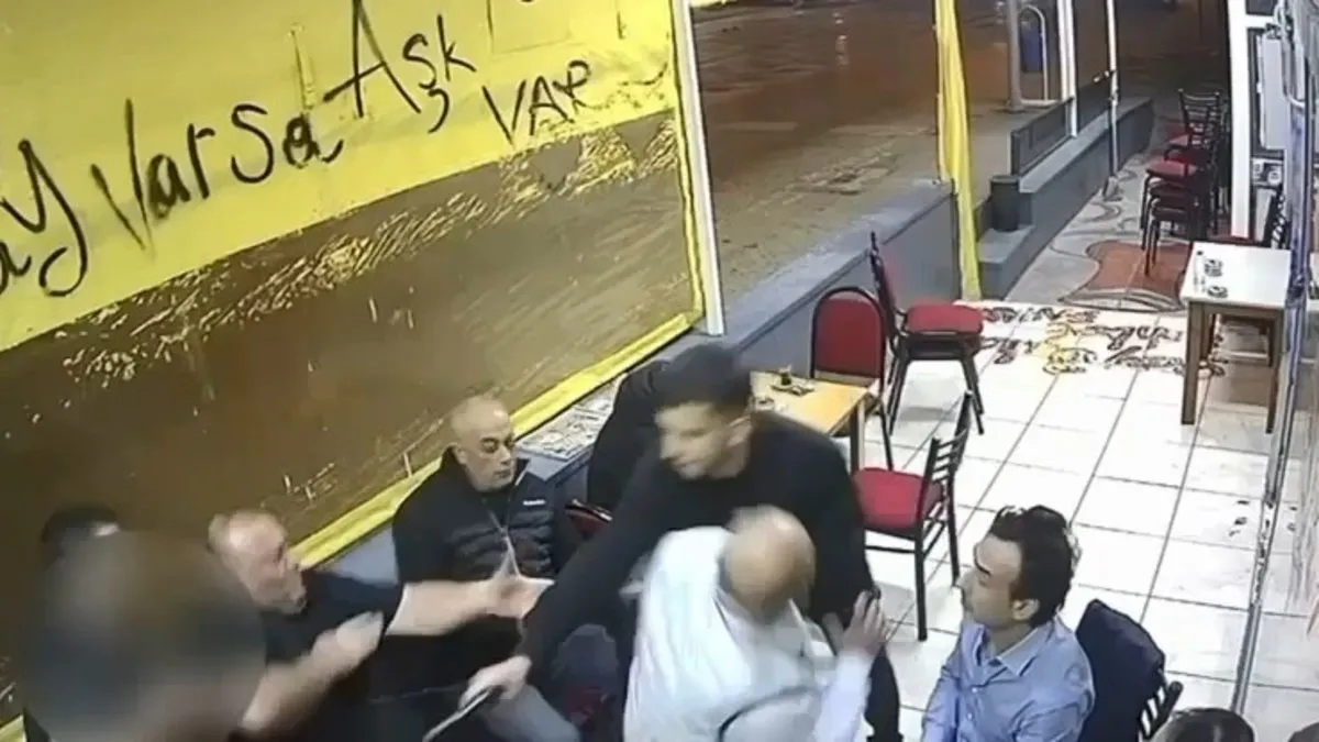 Yer Kocaeli! Çay ocağında otururken silahlı saldırıya uğradı: Dehşet anları kamerada! Yer Kocaeli! Çay ocağında otururken silahlı saldırıya uğradı: Dehşet anları kamerada!