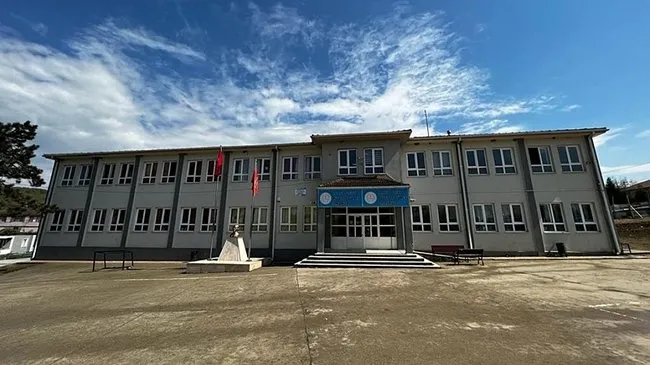okulun-zil-sesinden-rahatsiz-oldu-muduru-boynundan-bicakladi-1741617767178.jpeg