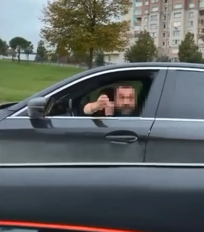 buyukcekmecede-trafikte-tartistigi-surucunun-otomobiline-carpti-1793426649563.jpg