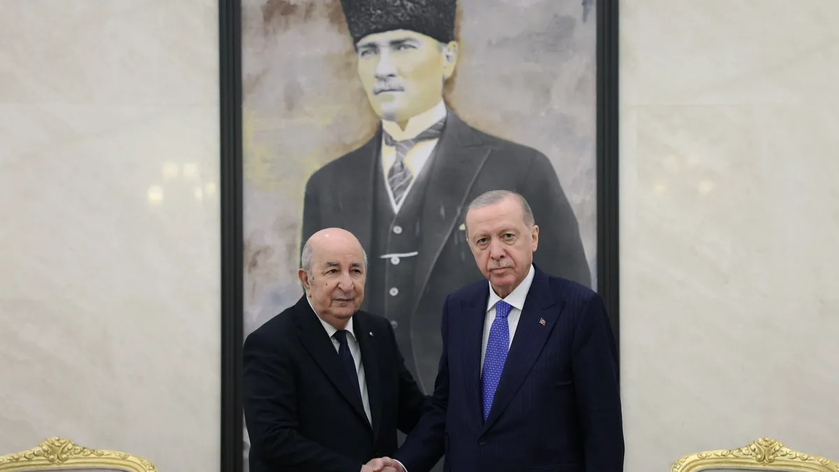 Başkan Erdoğan, Cezayir Cumhurbaşkanı Tebbun’u karşıladı Başkan Erdoğan, Cezayir Cumhurbaşkanı Tebbun’u karşıladı