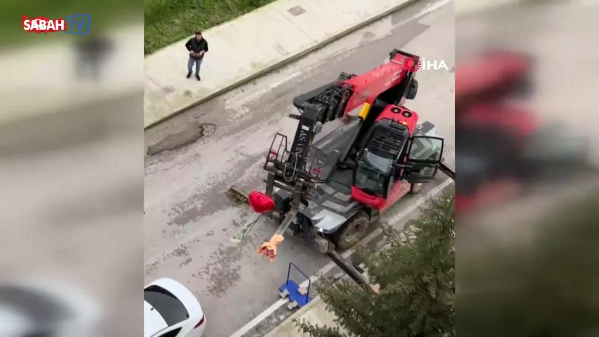 Sevgililer Günü’nü unuttu, iş makinesiyle balkona çıkarttığı güllerle gönül aldı videosunu izle Sevgililer Günü’nü unuttu, iş makinesiyle balkona çıkarttığı güllerle gönül aldı videosunu izle