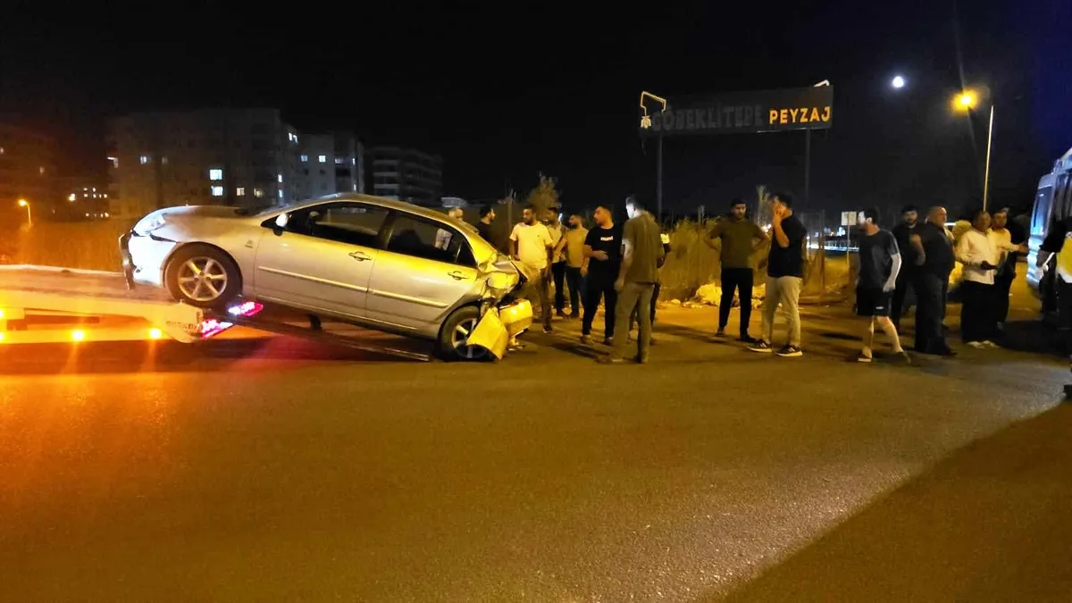 Şanlıurfa'da meydana gelen trafik kazasında hasar gören otomobiller.