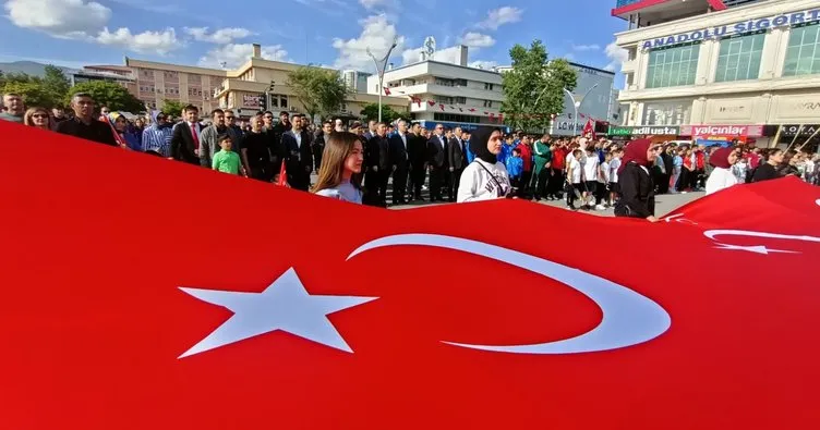 Erzincan’da 500 metrelik Türk bayrağıyla “Gençlik Yürüyüşü” yapıldı