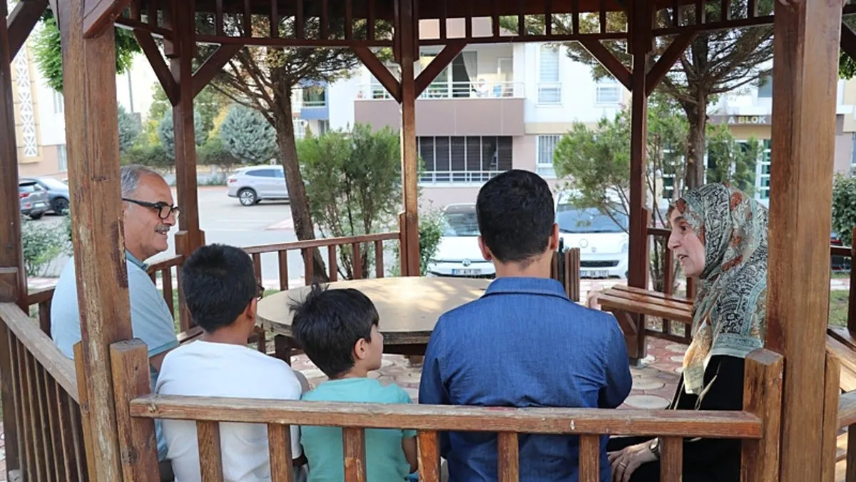 Yürekleri ısıtan o hareket: 2 komşu 4 çocuğun hayatını bakın nasıl değiştirdi...