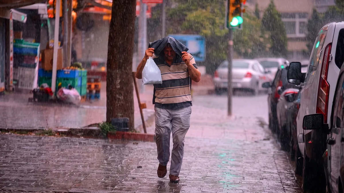 Meteoroloji'den Kritik Uyarı: Şiddetli Sağanak Geliyor, İstanbul İçin Saat Belirtildi