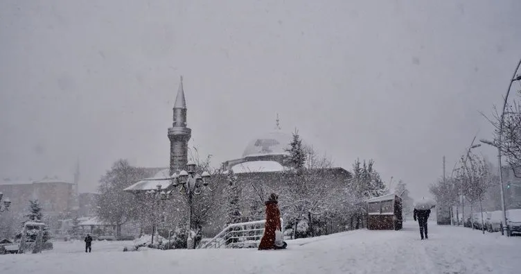 Erzurum’da kar yağışı nedeniyle okullar bir gün tatil edildi