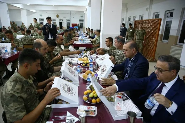 Cumhurbaşkanı Erdoğan, Cizre'de askerlerle birlikte iftar yaptı