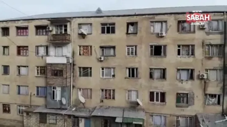 Gence’de füze saldırısı sonucu camları kırılan savaşzedeler kırılan camlarını naylon ve kilimle örttü | Video