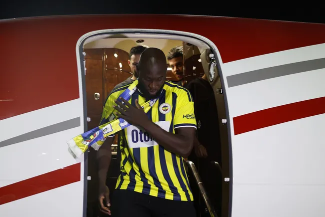 son-dakika-fenerbahce-romelu-lukakuyu-resmen-acikladi-belcikali-golcu-istanbula-geldi-1786567895106.jpg