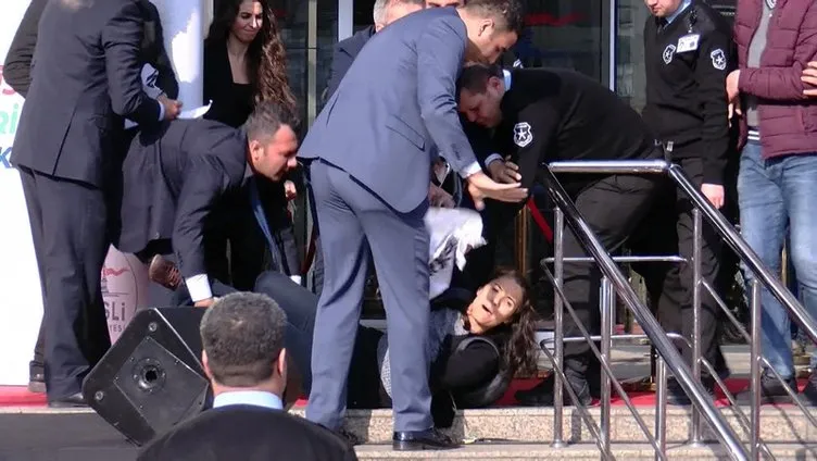 Kılıçdaroğlu’nun katıldığı törende olay! Pankart açmak isteyen kadına sert müdahale
