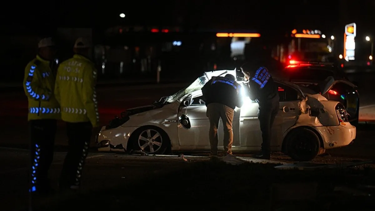 Kontrolden çıkan araç, tırdan inen şoföre çarptı: 1 ölü Kontrolden çıkan araç, tırdan inen şoföre çarptı: 1 ölü
