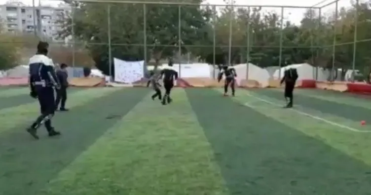 İzmirli depremzede çocuklar emniyet mensuplarıyla futbol oynadı