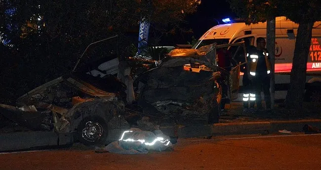 Adana’da otomobil refüjdeki ağaçlara çarptı: 3 ölü, 2 yaralı Adana’da otomobil refüjdeki ağaçlara çarptı: 3 ölü, 2 yaralı