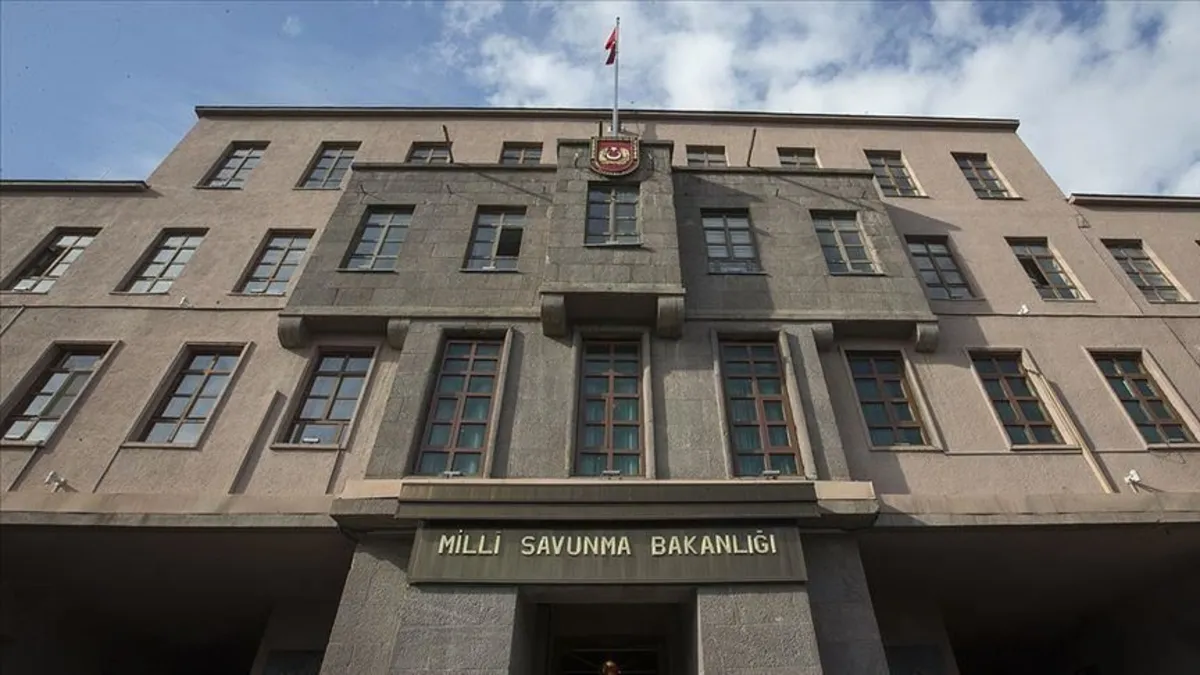 Milli Savunma Bakanlığı binası ve Türk bayrağı