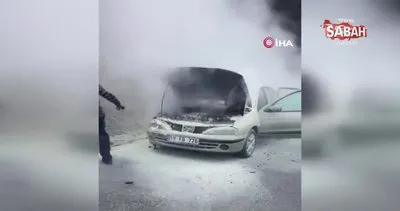 Alev alev yanan otomobili ceketi ile söndürmeye çalıştı, imdadına diğer sürücüler yetişti | Video