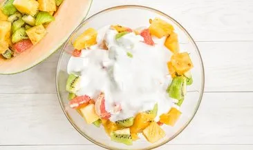 Tatlı krizlerinin çaresi, en lezzetli alternatif: Yoğurtlu meyve salatası tarifi