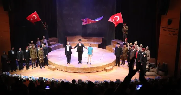 Cumhuriyete Doğru tiyatro oyununda 110 kişilik dev kadrodan Gazze mesajı
