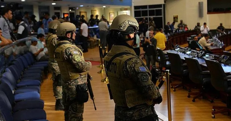 El Salvador’da polis meclisi bastı