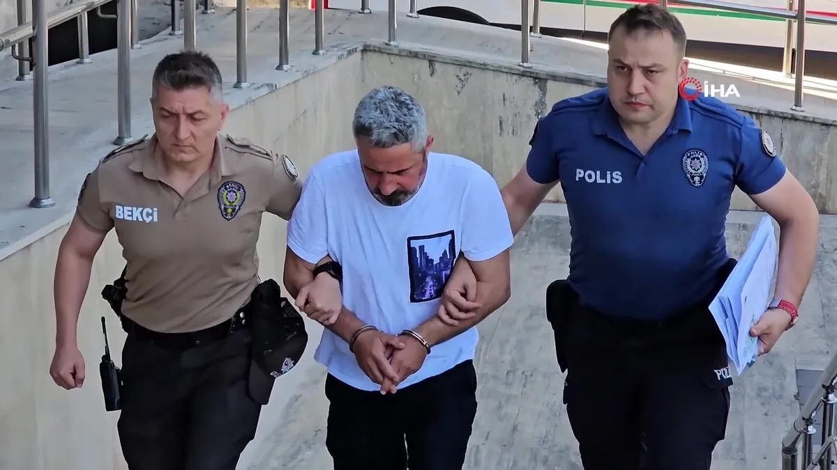 Zonguldak’ta kadın sürücüyü dikiz aynasıyla darp eden şahıs adliyeye sevk edildi | Video videosunu izle Zonguldak’ta kadın sürücüyü dikiz aynasıyla darp eden şahıs adliyeye sevk edildi | Video videosunu izle