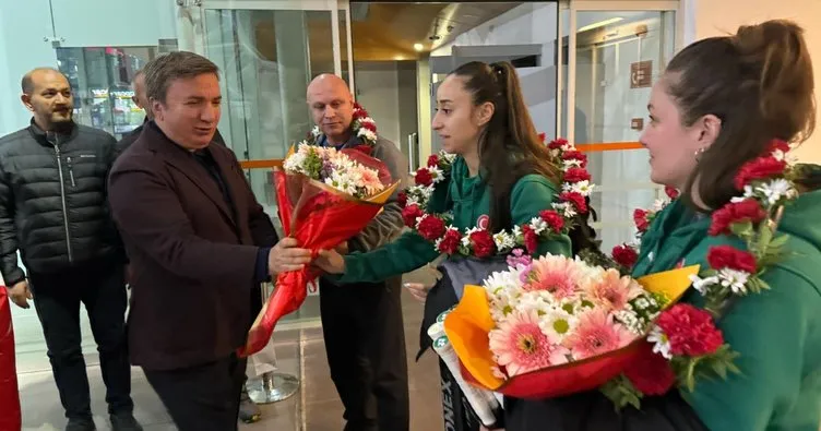 Erzincan’ın şampiyon kızları havaalanında karşılandı