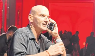 Eşinin yeni yılını sahnede kutladı!