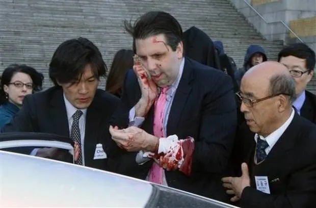 ABD’nin Seul Büyükelçisi Mark Lippert’a usturalı saldırı