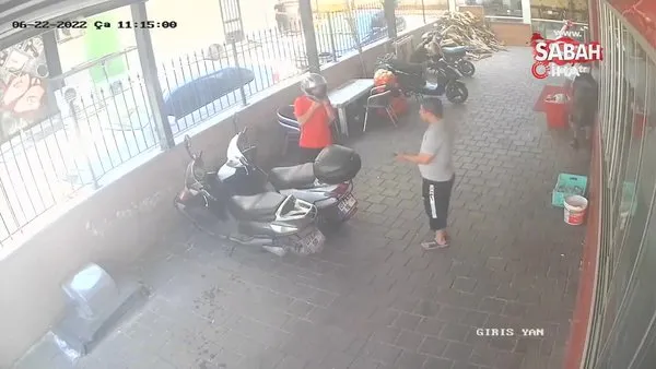 Hırsız, sakinliğiyle pes dedirtti! Çalışanların gözü önünde motosikleti böyle çaldı | Video